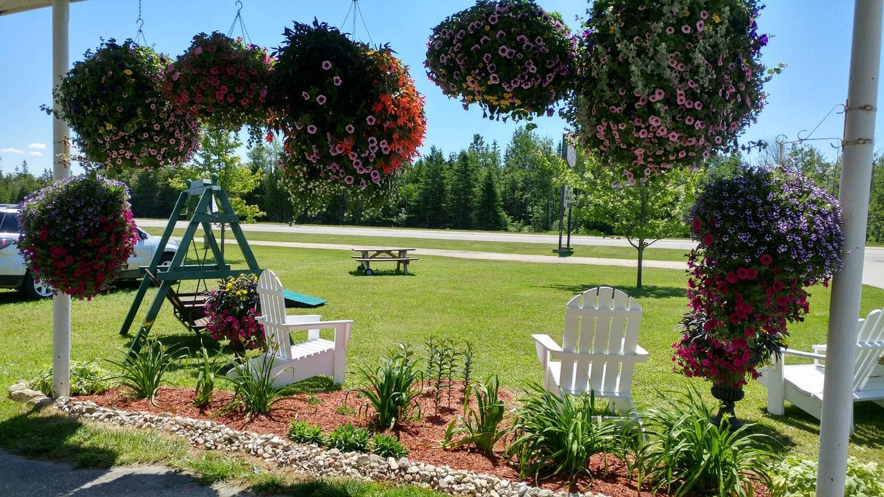 Sunset At Armand's Gardens 4* Saint Ignace
